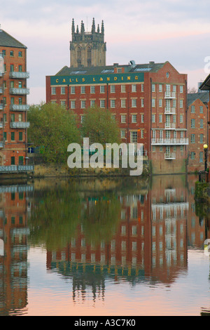 Anrufe landen Gebäudes spiegelt sich in den Fluss Aire Stockfoto