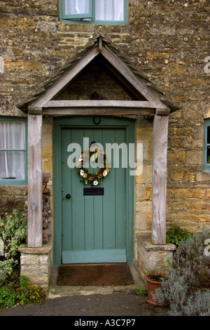 Adventskranz auf blaues Haus Tür Stockfoto