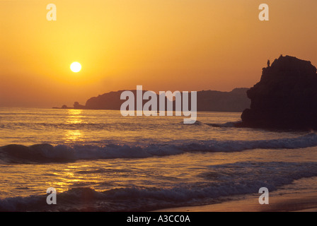 Sonnenuntergang am Strand in der Nähe von Praia da Rocha Algarve Portugal Stockfoto