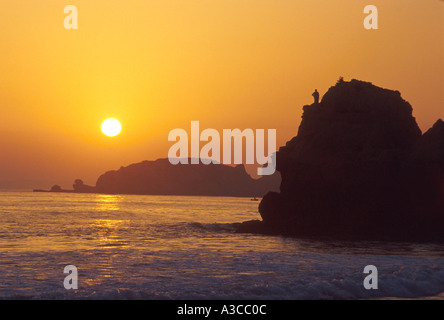 Fischer auf Felsen, Strand in der Nähe von Praia da Rocha Algarve Portugal Stockfoto