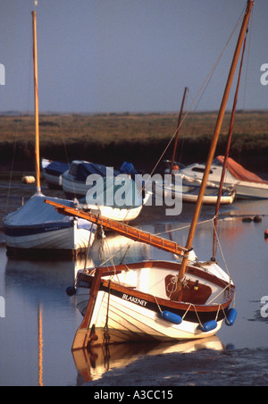 Angelegte Boote im Hafen von Blakeney North Norfolk EAST ANGLIA ENGLAND GROSSBRITANNIEN Stockfoto