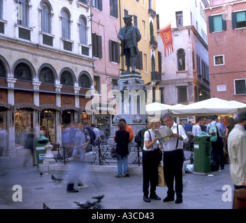 Paar Beratung Karte in Venedig in der Abenddämmerung, Italien Stockfoto