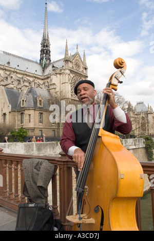 Mann als Straßenmusikant infront von Notre Dame in Paris Stockfoto