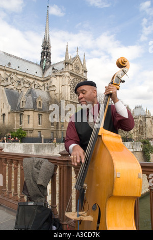 Mann als Straßenmusikant infront von Notre Dame in Paris Stockfoto