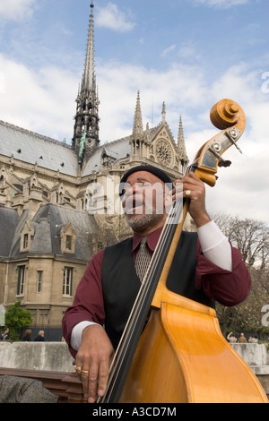 Mann als Straßenmusikant infront von Notre Dame in Paris Stockfoto