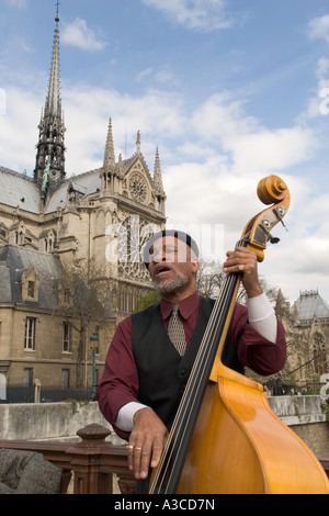 Mann als Straßenmusikant infront von Notre Dame in Paris Stockfoto