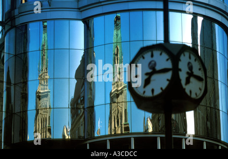 Teil des St. Stephens Kathedrale in Wien spiegelt sich in der modernen Haas-Haus auf der gegenüberliegenden Straßenseite Stockfoto