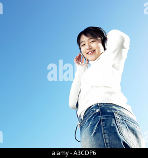 Teen Mädchen Musik hören mit Kopfhörer hören Stockfoto