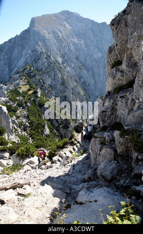Wanderer und Bergsteiger in der oberbayerischen Alpen wandern die Obersalzberg Mountian in der Nähe von Berchtesgaden Deutschland Stockfoto