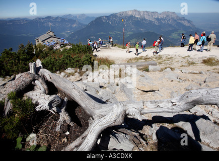 Wanderer und Touristen besuchen das berühmte Kehlsteinhaus am Obersalzberg Mountian in der Nähe von Berchtesgaden Deutschland; von Hitler WW2 verwendet Stockfoto