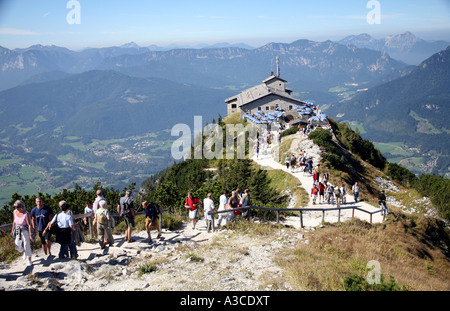 Große Anzahl von Touristen am Kehlsteinhaus Eagles Nest Obersalzberg Mountian in der Nähe von Berchtesgaden Deutschland ehemalige Heimat von Hitler Stockfoto