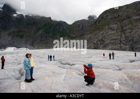 Touristischen posieren für Bilder auf dem Mendenhall-Gletscher in Alaska; USA Stockfoto