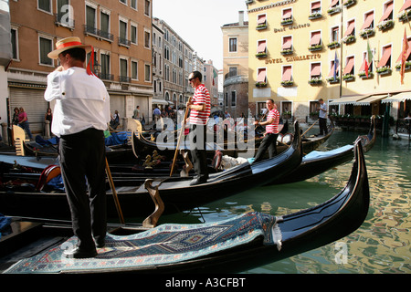 Gondolieri warten bei der Welten Nummer 1 touristische Destination Venedig Italien am Canal Grande in der Nähe der Rialto-Brücke Stockfoto