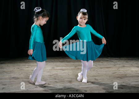 kleine Ballerina auf Zehenspitzen in Toe Schuhe Probe Schauspielerin Bühne Theater Kultur Kunst Gleichgewicht Tutu Ballett stehen Stockfoto