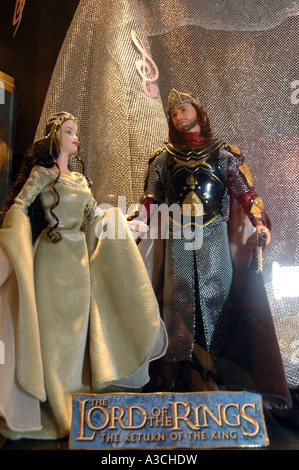 Barbie-Puppen als Arwen (Liv Tyler) und Aragorn (Viggo Mortensen) aus Herr der Ringe Film Stockfoto