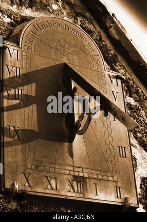 Sonnenuhr an der Kirche Stockfoto