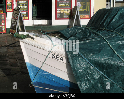 Boot, eingehüllt in plane Harbourside St. Ives Cornwall UK Stockfoto