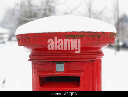 eine schneebedeckte roten Briefkasten Stockfoto