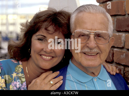 älterer grauhaariger Mann mit Tochter Stockfoto