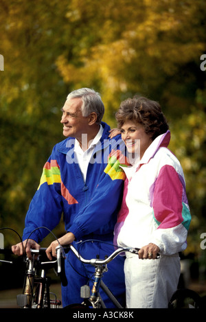 ältere Menschen mit Fahrrädern Stockfoto