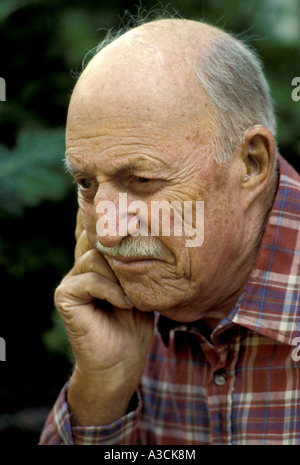 Porträt einer reflektierenden senior Stockfoto