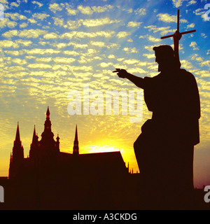 Apostel-Silhouette vor dem Hradschin in Prag, Tschechische Republik, Prag Stockfoto