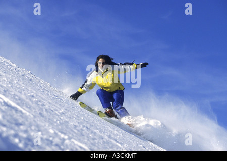 Skifahrerin Rennen bergab, Österreich, Alpen Stockfoto