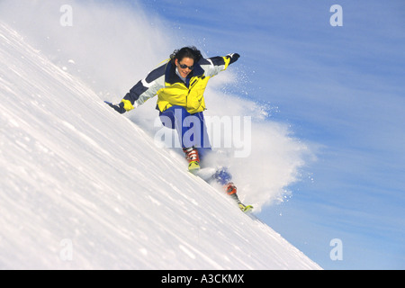 Skifahrerin Rennen bergab, Österreich, Alpen Stockfoto