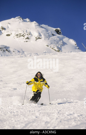 Skifahrerin Rennen bergab, Österreich, Alpen Stockfoto