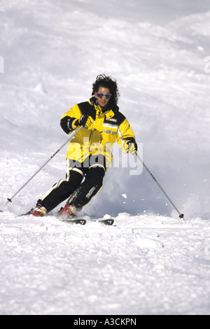 Skifahrerin Rennen bergab, Österreich, Alpen Stockfoto