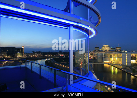 Blick von der Spree-Ecke bei Reinhardt Straße 58 auf das Regierungsviertel mit dem Reichstag und dem Paul-Loebe-Haus. Stockfoto