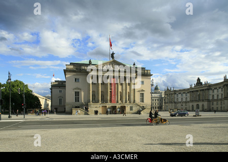 Staatsoper Berlin, auf der rechten Seite die Bebel Platz mit der Staatsbibliothek zu Berlin auf der rechten Seite. Dazwischen liegt die Roco-Forte-Ho Stockfoto