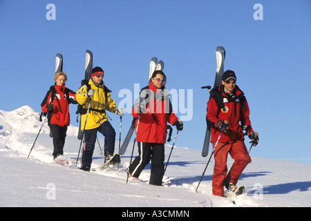 eine Gruppe von Skifahrern im Tiefschnee, Österreich, Alpen Stockfoto
