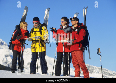eine Gruppe von Skifahrern im Tiefschnee zu orientieren, Österreich, Alpen Stockfoto