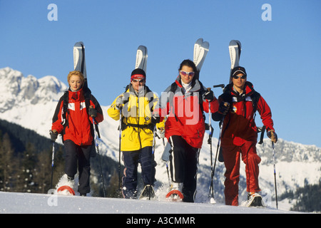 eine Gruppe von Skifahrern im Tiefschnee, Österreich, Alpen Stockfoto
