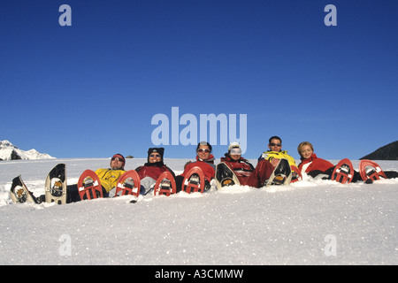 eine Gruppe von Skifahrern, die Verlegung in den Schnee, Österreich, Alpen Stockfoto
