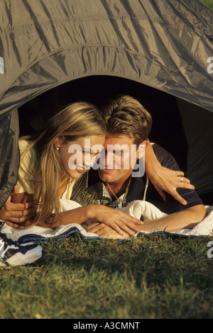 paar, die Verlegung in ein Campingzelt Stockfoto