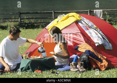 Paar sitzt vor einem camping Zelt frühstücken Stockfoto