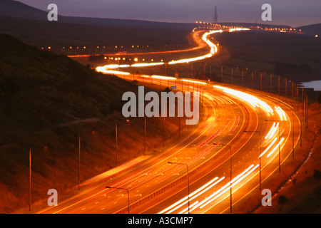 Verkehr-Strecken auf der Autobahn M62 zwischen J22 und J23 Stockfoto