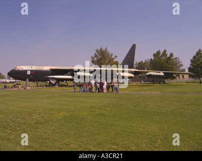 Besuchen Sie Kalifornien Atwater Castle Air Museum B52D Stratofortress ausgiebig in Vietnam Gruppe von Kindern auf Exkursion Stockfoto