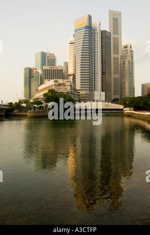 Cavenagh Brücke und Singapur Central Business District Stockfoto