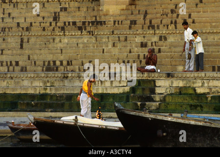 Gläubige auf den Ghats neben dem Fluss Ganges in Varanasi Benares Indien Stockfoto