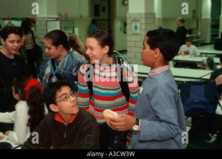 Junior High School Schüler unterhalten sich in der Kantine an einer Privatschule in Manhattan Stockfoto