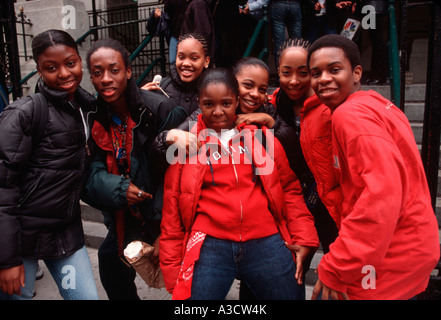 Schülerinnen und Schüler auf den Stufen ihrer Schule in Manhattan New York City Stockfoto