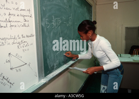 High-School-Schüler arbeitet auf einem mathematischen Problem an die Tafel an einem öffentlichen Gymnasium von New York City Stockfoto