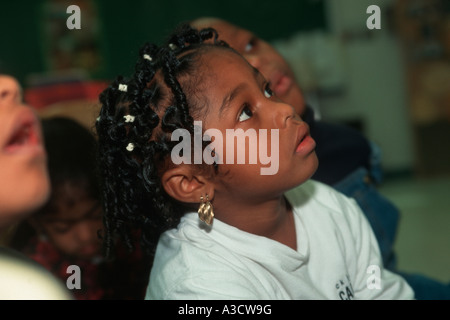 Kindergartenkind hören eine Geschichte, die von ihrer Lehrerin an einer öffentlichen Schule Brooklyn lesen Stockfoto
