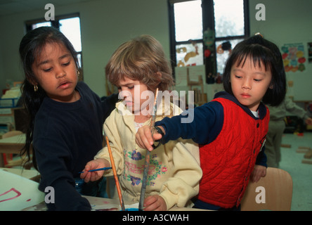 Kindergartenkinder Kunst zusammen in einer Privatschule in Brooklyn NY zu tun Stockfoto