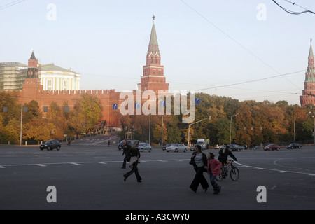 September Wochenende in Moskau noch weit davon entfernt, ruhig Jeder ist im Berufsverkehr in der Innenstadt von Moskau in der Nähe von antiken Mauern und Türme der Kreml gebaut von S. Solari Stockfoto