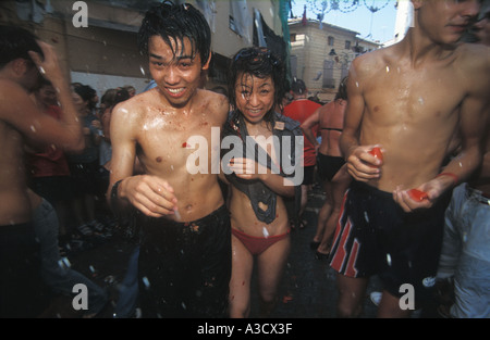 Junge japanische paar entkommen das Chaos La Tomatina Buñol Valencia Stockfoto