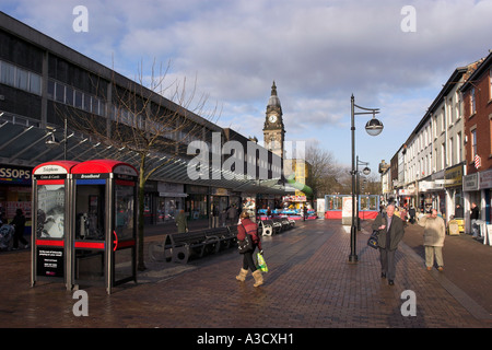 Geschäfte auf der Newport Street im Zentrum von Bolton Stockfoto